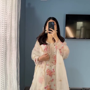 Elegant Off White Kundan Organza Suit – A Timeless Blend of Luxury and Grace