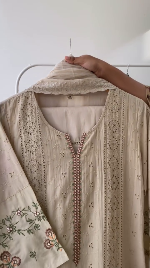 Elegant Printed Kurta and Pant Set – A Perfect Blend of Style & Comfort - Image 2
