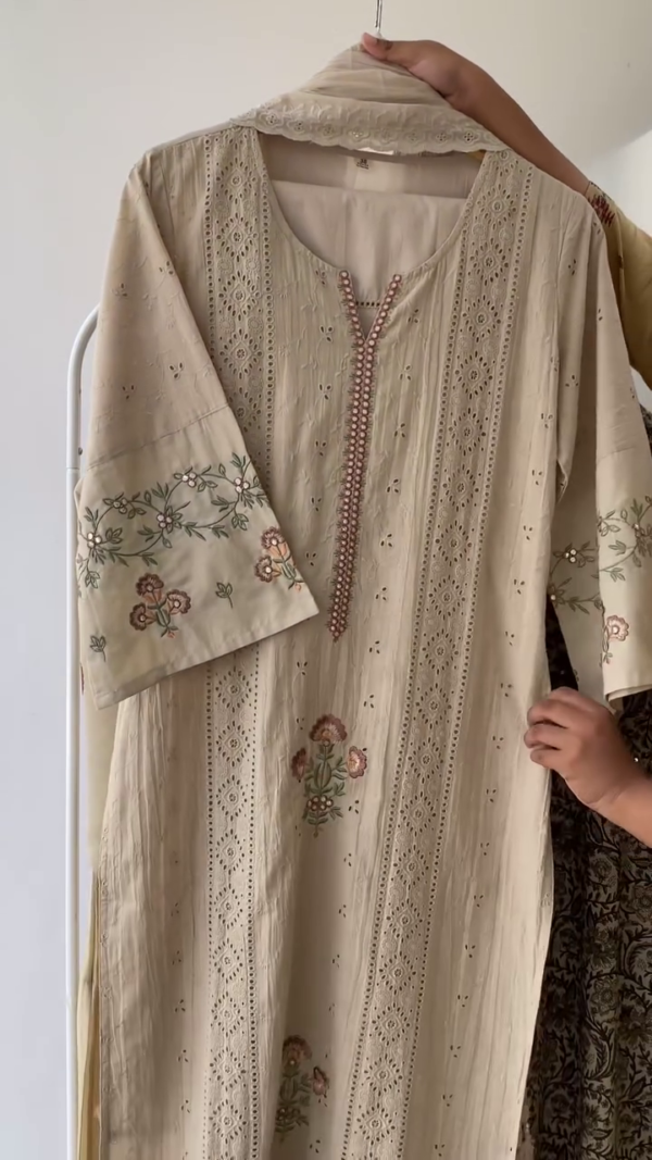 Elegant Printed Kurta and Pant Set – A Perfect Blend of Style & Comfort