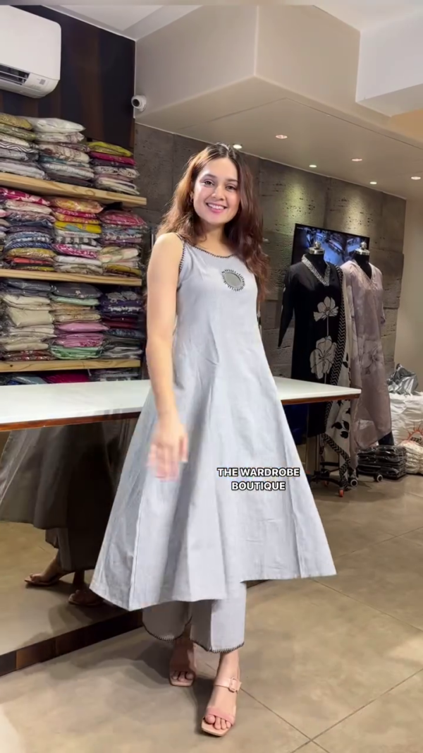 Solid Party Wear Round Neck Sleeveless Knee-Length Regular Fit Kurta – Effortless Elegance for Every Occasion - Image 5