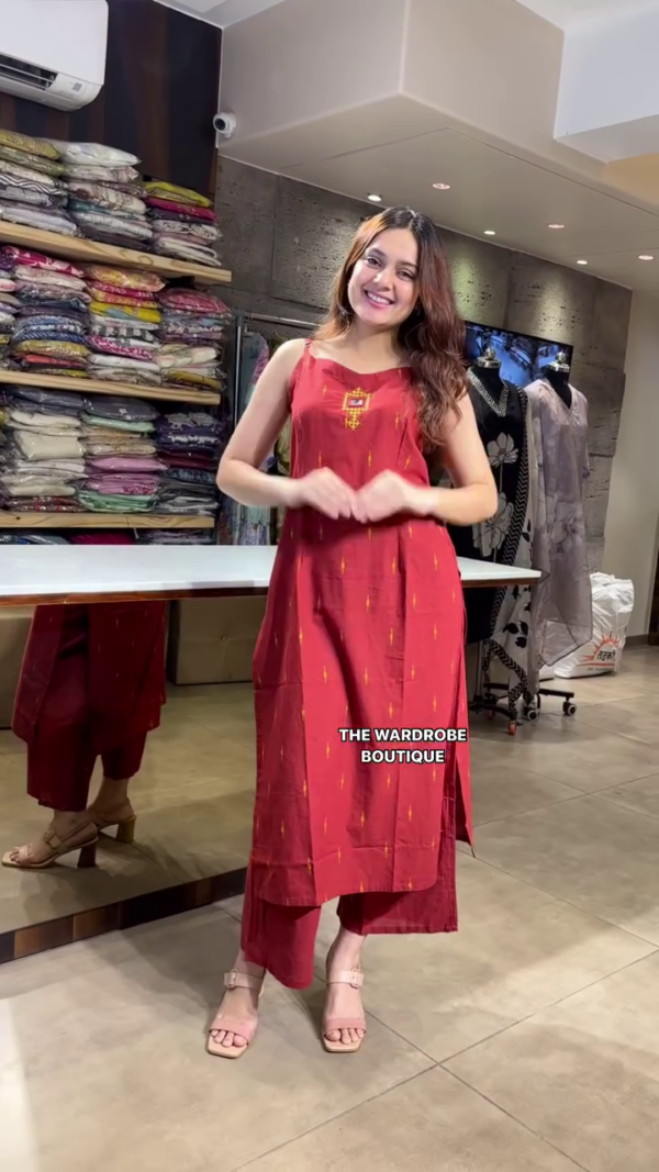 Solid Party Wear Round Neck Sleeveless Knee-Length Regular Fit Kurta – Effortless Elegance for Every Occasion