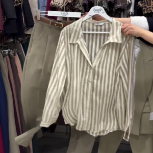 🤍 This striped shirt and neutral pants combo is a total win for the new season wardrobe – classic, clean, and endlessly versatile.