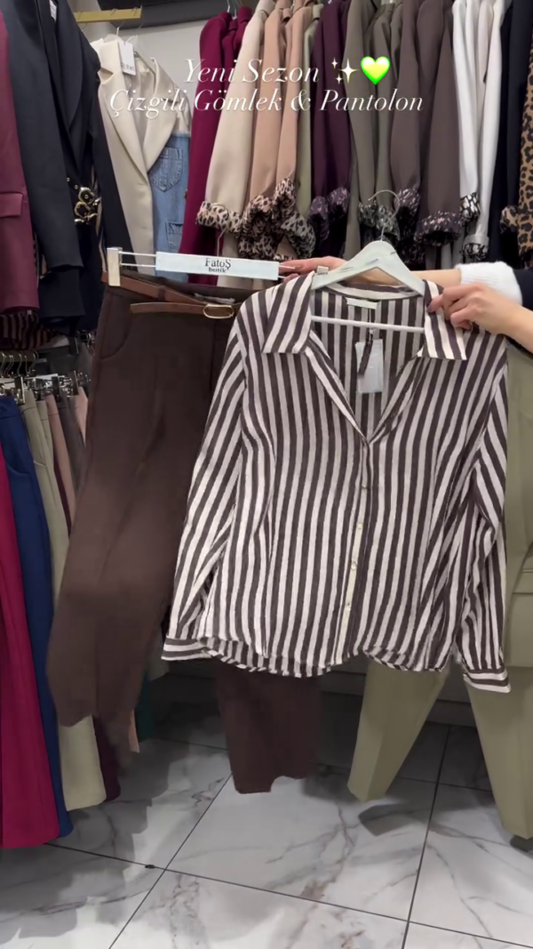🤍 This striped shirt and neutral pants combo is a total win for the new season wardrobe – classic, clean, and endlessly versatile. - Image 3