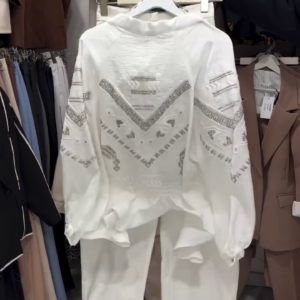 This all-white ensemble is pure elegance with a modern boho twist 🤍✨