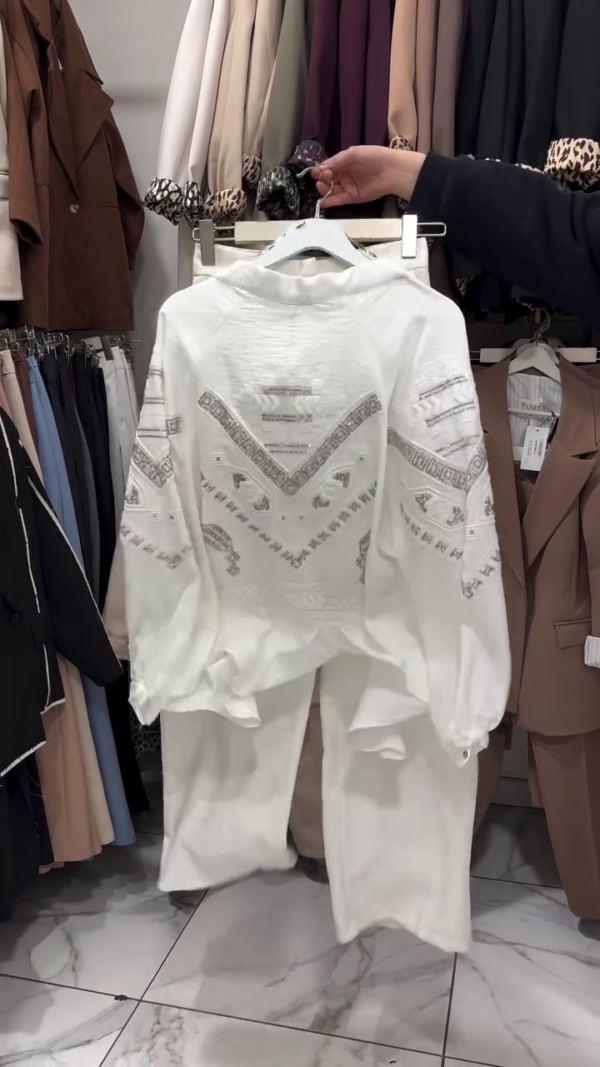 This all-white ensemble is pure elegance with a modern boho twist 🤍✨