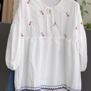 🌼 Bohemian White Embroidered Peasant Blouse & Relaxed Fit Jeans Ensemble 👖